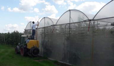 fruitteler brengt coating aan voor temperatuurreductie