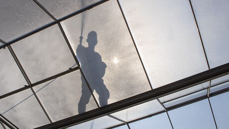 Spraying shading agent on the roof of the greenhouse